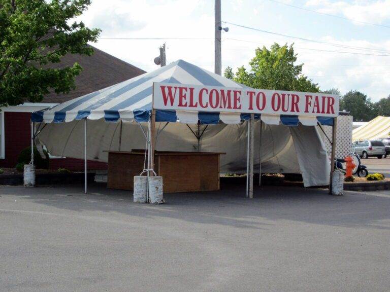 20′ x 20′ Welcome Tent rental at an event