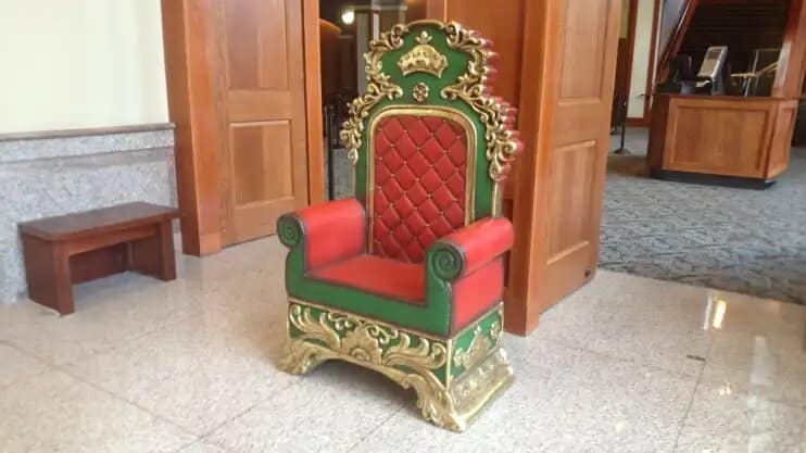 santa-claus-king-throne-christmas-chair-rentals-3